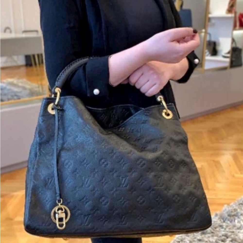 Louis Vuitton Black Leather Artsy with COA